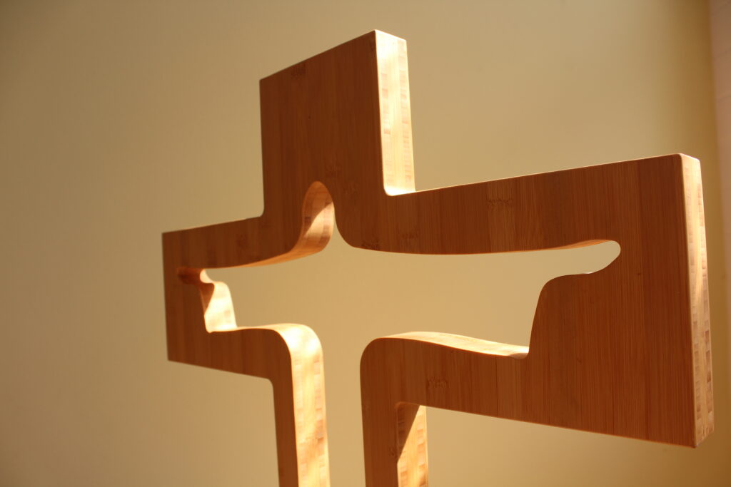 Ein Kreuz, das Jesus mit einladend geöffneten Armen zeigt