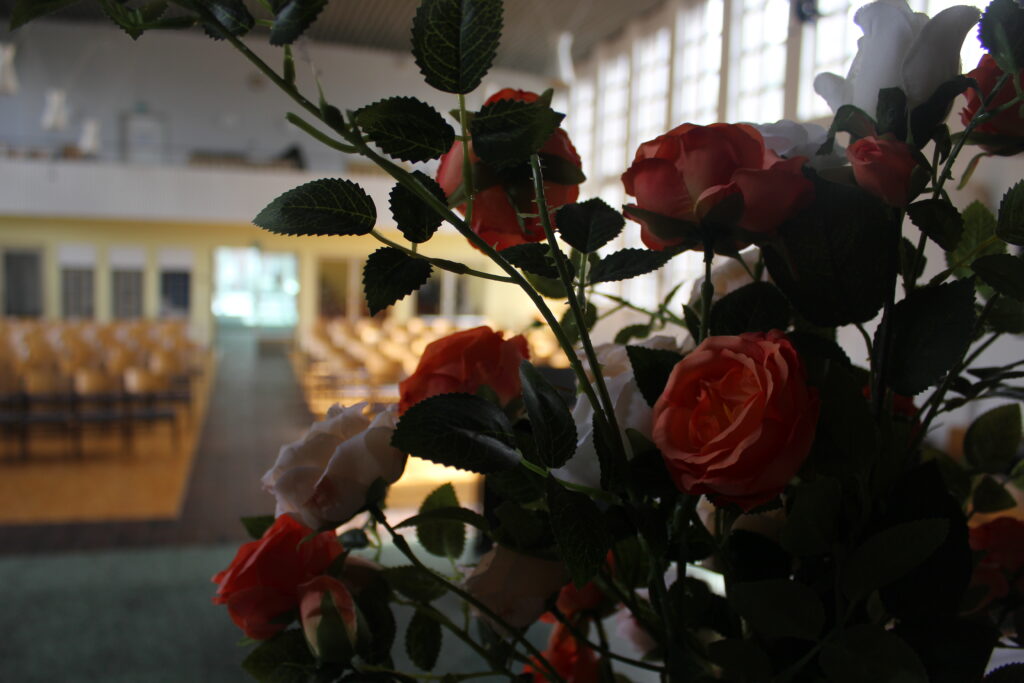 Sicht vom Altar in den Gottesdienstraum